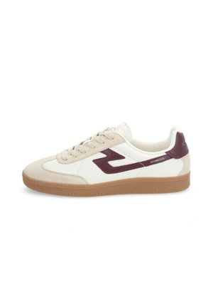 Weiße Sneakers mit beigen Wildlederelementen und bordeauxrotem Logo. Verfügt über ein Schnürdesign und eine Gummisohle. Glatte Textur mit kontrastierenden Details.