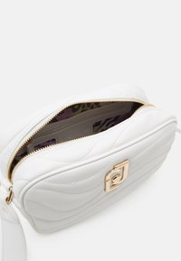 LIU JO CAMERA CASE - Soma ar siksnu pāri ķermenim - off-white