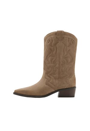 Bota vaquera de ante marrón claro con puntera puntiaguda, costuras decorativas, lengüeta en la parte superior y tacón bajo apilado sobre fondo blanco.