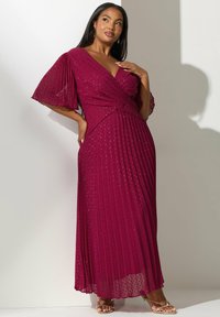 Largo vestido plisado en burdeos profundo. Escote en V con bodice envuelto y mangas con vuelo. Tejido ligero y texturizado con patrones sutiles.