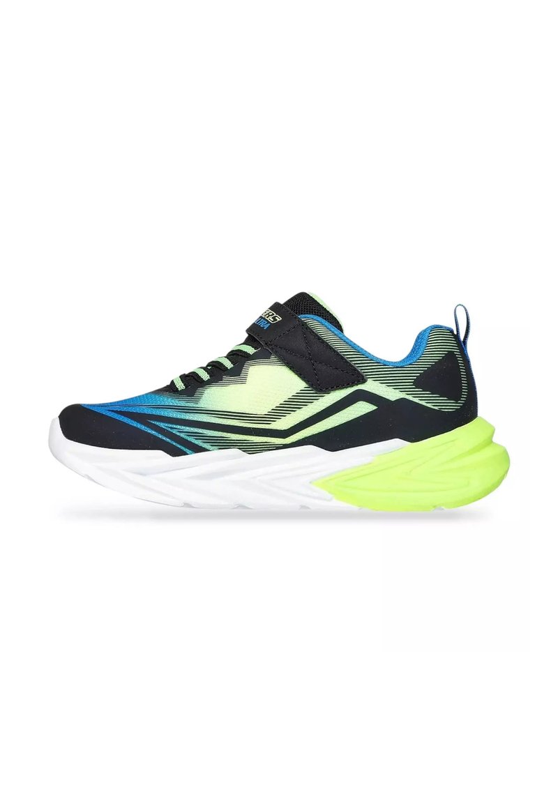 Sneaker sportivo a basso profilo in blu, nero, verde neon e bianco con una fascia in velcro e suola spessa, mostrato in un profilo laterale sinistro.
