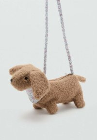 Hnědá plyšová taška ve tvaru psa s texturovaným povrchem, vybavená spleteným popruhem a květinovým akcentem na obojku.