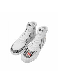 Weiße High-Top-Sneaker mit einer glänzenden Zehenkappe, die ein reflektierendes Design, silberne Streifen und ein rotes Hirschgrafik auf einem strukturierten Hintergrund aufweisen.