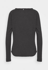 Czarna koszula z długim rękawem, wykonana z teksturowanej tkaniny, z okrągłym dekoltem, opadającymi ramionami oraz małym guzikiem z pętelką z tyłu.