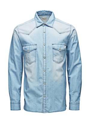 Hellblaues Denim-Langarmhemd mit Druckknöpfen, zwei aufgesetzten Taschen mit Klappen vorne und spitz zulaufendem Kragen.