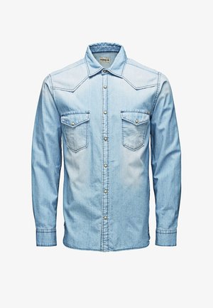 Lichtblauw denim overhemd met lange mouwen, drukknopen, twee klepzakken aan de voorkant en een spits kraag.