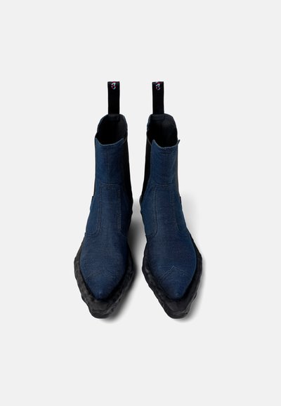Ankle-Stiefel aus dunkelblauem Stoff mit einer strukturierten Oberfläche und schwarzen Gummisohlen. Verfügt über Zuglaschen für ein einfaches Anziehen.