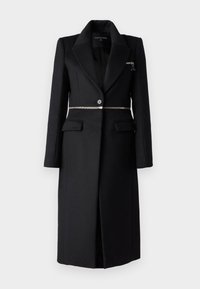 Cappotto di lana nera con un design su misura, colletto a punte, chiusura con un bottone singolo e un accento argentato in vita. Due tasche frontali.