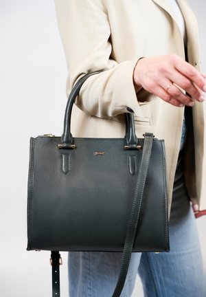 Sac à main en cuir vert foncé avec deux anses supérieures et une bandoulière amovible. Comprend des accessoires en métal doré et un design structuré.