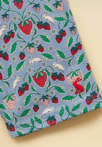 Tissu bleu avec des fraises rouges et roses, des feuilles vertes, des fleurs blanches et des lapins blancs dans diverses poses de saut.