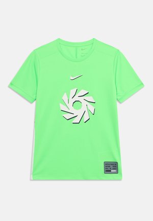 T-shirt de sport Nike vert vif avec un motif tourbillonnant géométrique blanc et noir sur le devant et une petite étiquette noire avec texte près de l’ourlet.