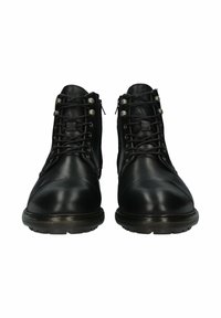 Botas de cuero negro con punta redondeada, ojales metálicos y diseño de cordones. Presentan cremalleras laterales y suelas de goma texturizadas.