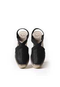 Černé tkané espadrilky s designem překřížených pásků, juty v podrážce a strukturovaným povrchem. Mají neutrální podšívku s detailem loga.