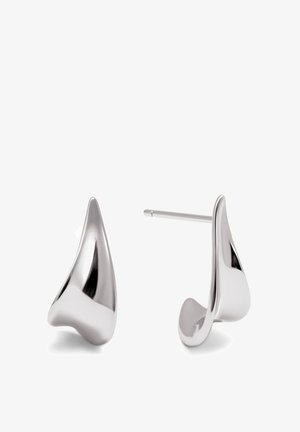 Orecchini a cerchio in argento con un design scultoreo a forma di onda. Superficie metallica liscia e lucida, con una forma organica e uno stile minimalista.