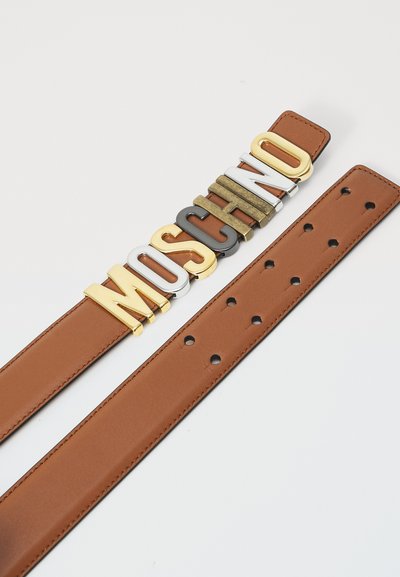 Δερμάτινη ζώνη σε καφέ χρώμα με μεταλλικά γράμματα που καταγράφουν το "MOSCHINO" σε χρυσό, ασημί, μαύρο και μπρονζέ. Διαθέτει τρύπες για ρύθμιση μεγέθους.
