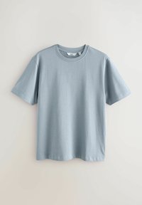 Tricou scurt cu mânecă scurtă, de culoare albastră deschisă, realizat dintr-un material neted, cu gât rotund și tiv drept, având o textură discretă cu dungi.