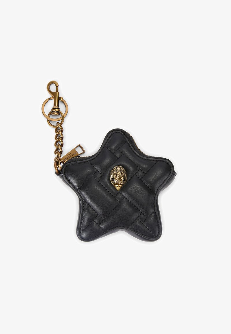 Czarny portfel w kształcie gwiazdy, wykonany z pikowanej skóry, z złotym ozdobnym zapięciem i uchwytem na breloczek. Zamek błyskawiczny po boku.