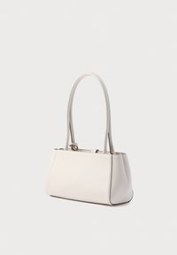  Strukturēta balta ādas soma ar diviem rokturiem, taisnstūrveida forma, gluda tekstūra un smalkas melnas akcents šuvju līnijās.