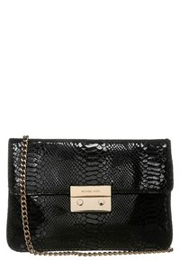 Pochette Michael Kors noire brillante à texture peau de serpent, fermeture pression couleur or et bandoulière chaîne assortie sur fond blanc.