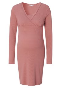Długą, prążkowaną sukienkę ciążową z długim rękawem w kolorze przybrudzonego różu, z dekoltem w kształcie krzyża i dopasowanym w pasie, wykonaną z miękkiego materiału i z długością do kolan.