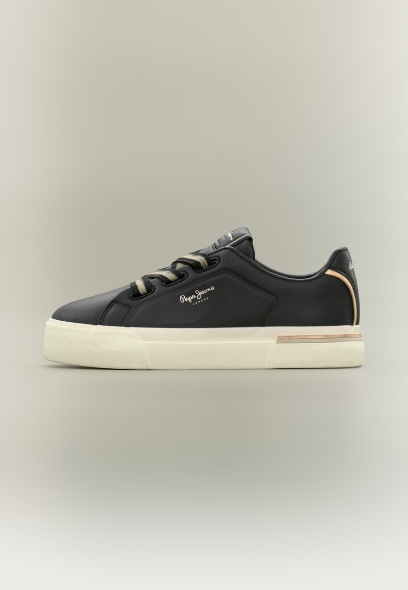 Baskets basses noires avec semelle blanche, lacets noirs et gris, et logo "Pepe Jeans London" sur le côté et la languette.
