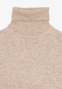 Maglione a collo alto beige con texture a coste, realizzato in morbido tessuto lavorato a maglia e con un scollo alto e aderente. Senza motivi o dettagli.