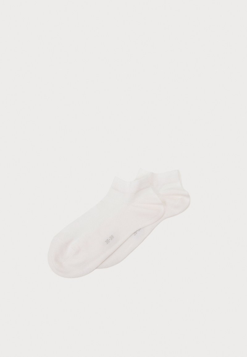 Calze alla caviglia bianche realizzate in morbido misto cotone, caratterizzate da un bordo a coste e punta senza cuciture. Design semplice senza motivi o grafiche.