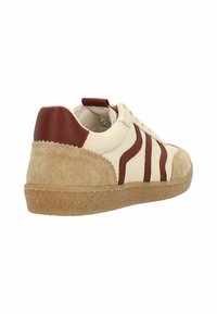 Sneaker bianchi in pelle con accenti in suede marrone, dotati di tre strisce marroni, suola testurizzata e colletto imbottito.