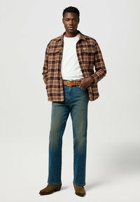 Wrangler WRANCHER - Vaqueros bootcut - faded