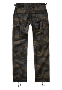 Camouflage cargo broek in donkergroen en bruin, met meerdere zakken, een relaxte pasvorm en verstelbare koordjes bij de enkels.