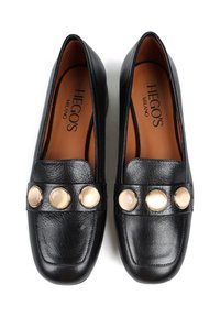 Czarne skórzane półbuty o gładkiej fakturze, z paskiem ozdobionym trzema kremowymi guzikami. Wnętrze wyłożone brązową podszewką.