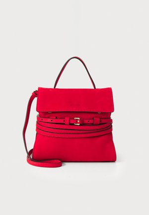 Borsa a tracolla in pelle rossa con manico superiore, cinturino regolabile avvolto attorno al corpo e tracolla staccabile su uno sfondo bianco.