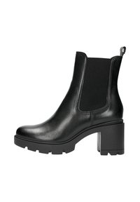 Černá kožená kotníková bota s elastickými postranními panely a robustním blokovým podpatkem. Má hladký povrch a odolnou podrážku s vzorkem.