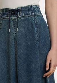 Lauren Ralph Lauren Petite DENIM DRAWCORD MIDI SKIRT - Jeansskjørt - haze wash