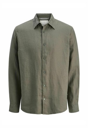 Camisa de manga larga verde oliva hecha de una tela ligera. Presenta un cierre frontal con botones, cuello clásico y dobladillo redondeado con una textura sutil.