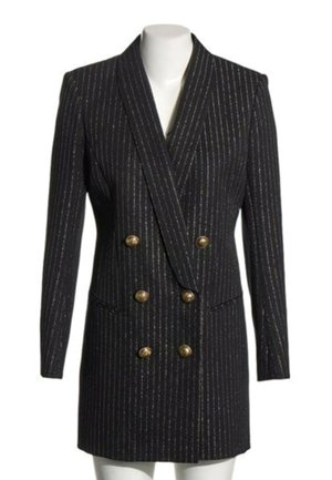 Robe blazer noire croisée avec fines rayures blanches et six boutons dorés, manches longues et col en V.