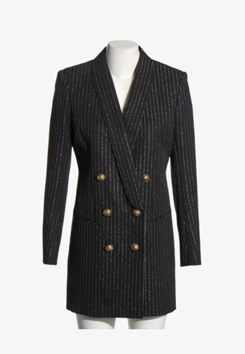 Robe blazer noire croisée avec fines rayures blanches et six boutons dorés, manches longues et col en V.