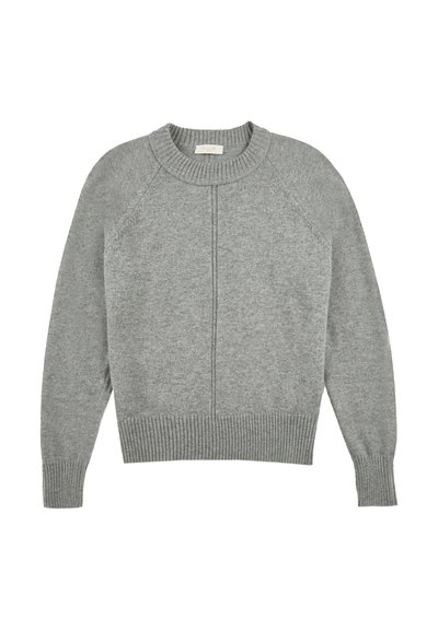 Maglione grigio lavorato a maglia con collo e polsini a coste, dotato di maniche raglan e una cucitura centrale sul davanti per dettagli di design distintivi.
