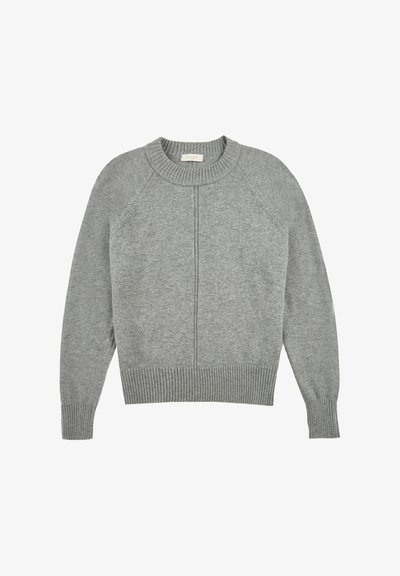 Grauer Strickpullover mit Rippenkragen und -bündchen, der Raglansleeves und eine zentrale Naht an der Vorderseite aufweist, um besondere Designelemente zu betonen.
