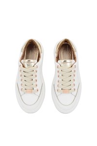 Sneaker bianca con accenti metallici dorati e lacci beige chiaro. Materiale superiore morbido, punta arrotondata e dettagli di cucitura visibili.