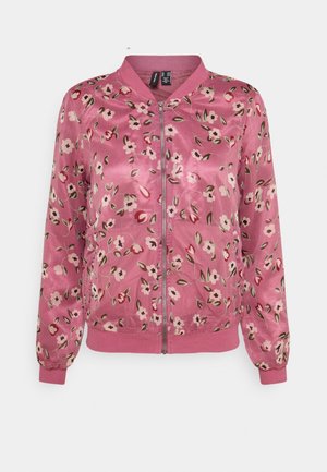 Lyserød satin bomberjakke med lille blomstermønster i hvid, rød og grøn over det hele, med frontlynlås og ribbet manchetter og kant.