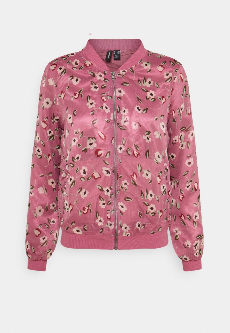 Veste bomber en satin rose avec un petit motif floral blanc, rouge et vert sur toute la surface, avec une fermeture éclair à l'avant et des poignets et un ourlet côtelés.