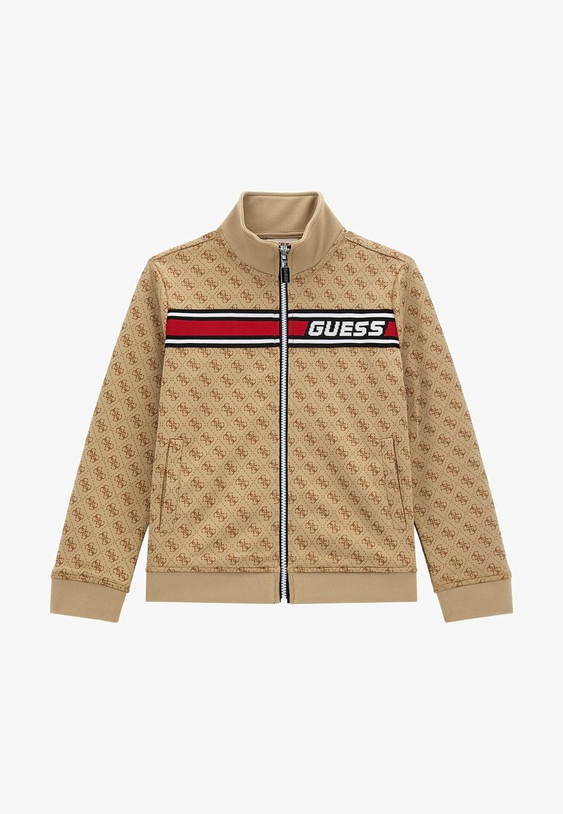 Giacca beige con zip, motivo logato tono su tono, colletto alto, striscia orizzontale nera e rossa con il testo 'GUESS' sul petto, tasche laterali.