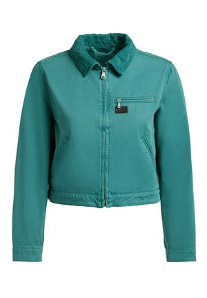 Chaqueta azul verdoso con cierre de cremallera, cuello de pana, mangas largas, dos bolsillos delanteros y un bolsillo en el pecho con cremallera y una pequeña parche negra.