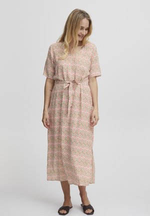 Robe midi florale en tissu léger, dotée de manches courtes, d'une taille à nouer et d'un motif rose et vert répétitif sur un fond beige.