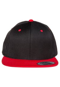 Cappello snapback nero con visiera rossa, caratterizzato da una texture liscia, un sottile motivo diagonale nel tessuto e cuciture di accentuazione rosse sulla corona.