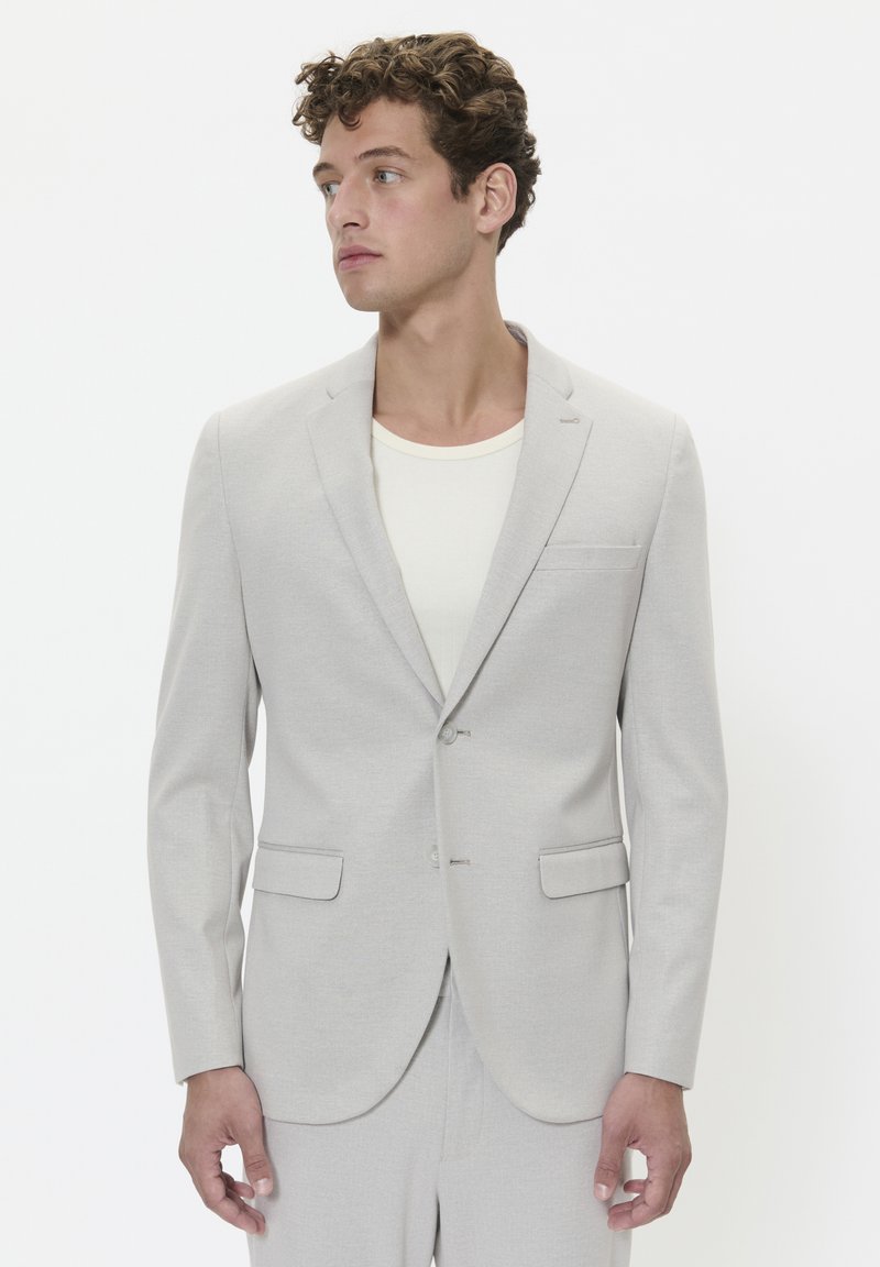 Light gray blazer in textured fabric, featuring a single-breasted design, two front pockets, and a notch lapel. Slim fit, minimal details.