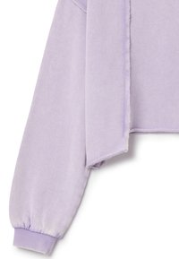 Sudadera cortada de lavanda con tejido suave y texturizado, que presenta una manga ancha y puños de canalé, con detalles de borde sin terminar.