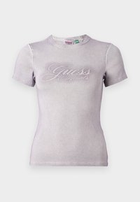 Lilac īsām piedurknēm T-krekls ar ribotu tekstūru un apaļu kakla izgriezumu. Ar kontrastējošu rakstu "Guess Originals" logo uz priekša.