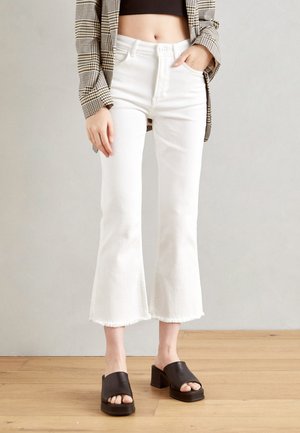 Marc O'Polo TROUSERS HIGH WAIST FLARED FIT CROPPED LENGTH CUT HEM - Flared Jeans - white